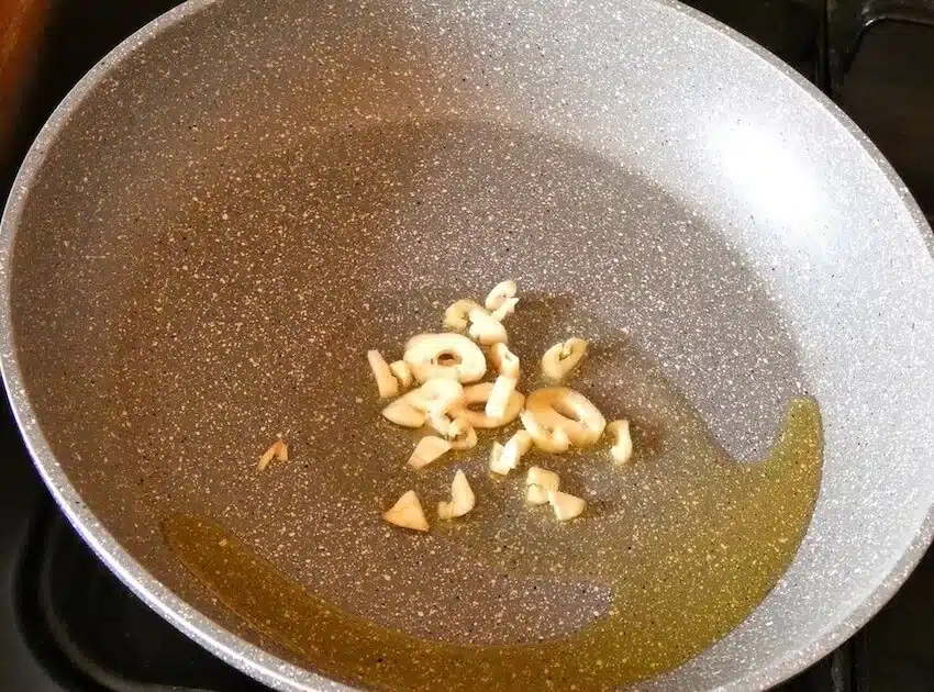 spicchi aglio in padella