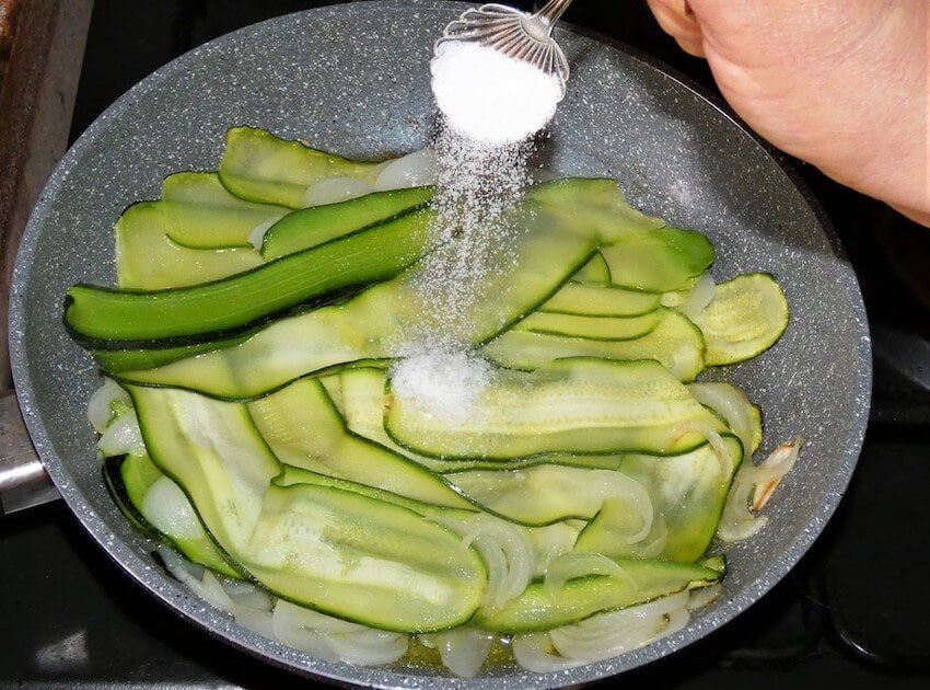 zucchine in padella preparazione -01