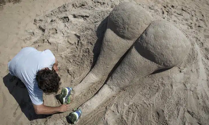 kim kardashian statua sabbia