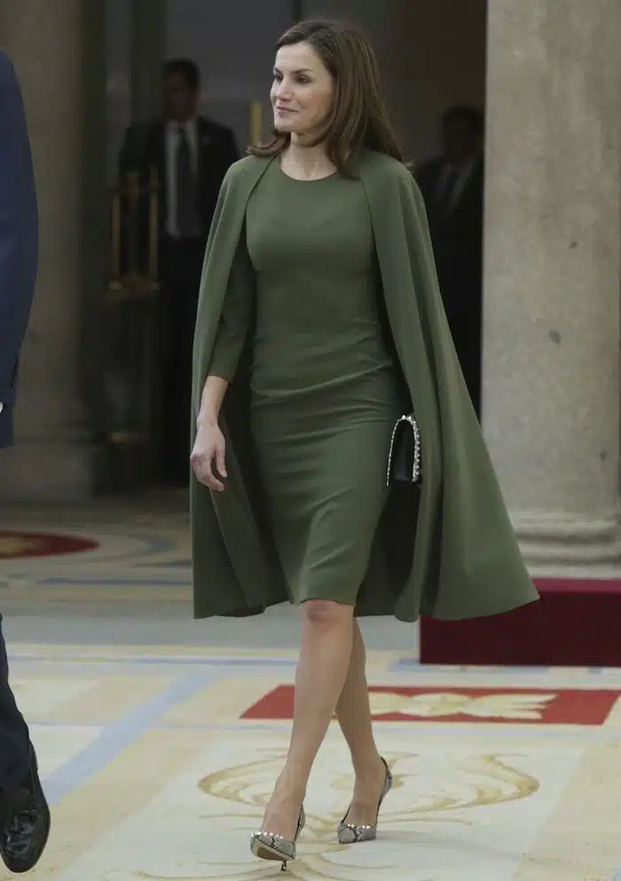 letizia ortiz abito con mantella