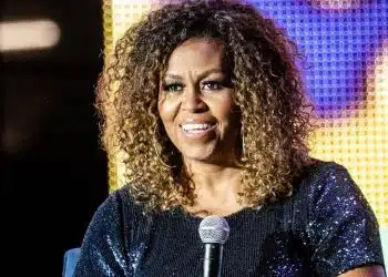michelle obama 2020 capelli ricci ombre