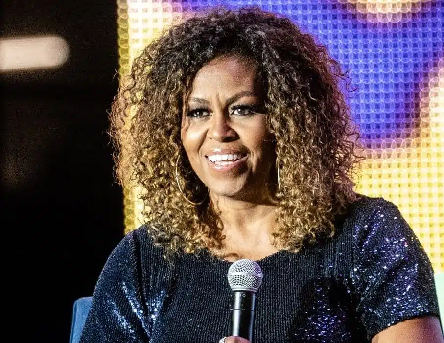 michelle obama 2019 capelli ricci ombre