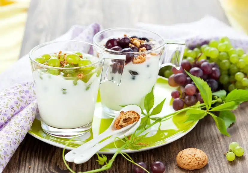 dolci al cucchiaio yogurt uva e biscotti