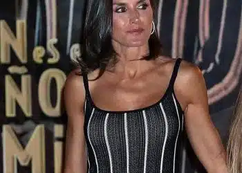 letizia ortiz abito a righe estate 2019