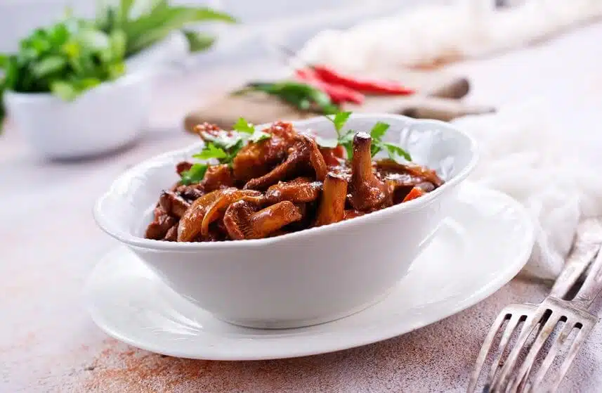 gallinacci con verdure in salsa di pomodoro