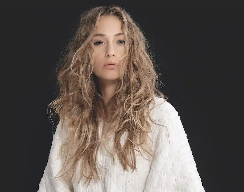 Capelli mossi lunghi tinte WELLA inverno 2020