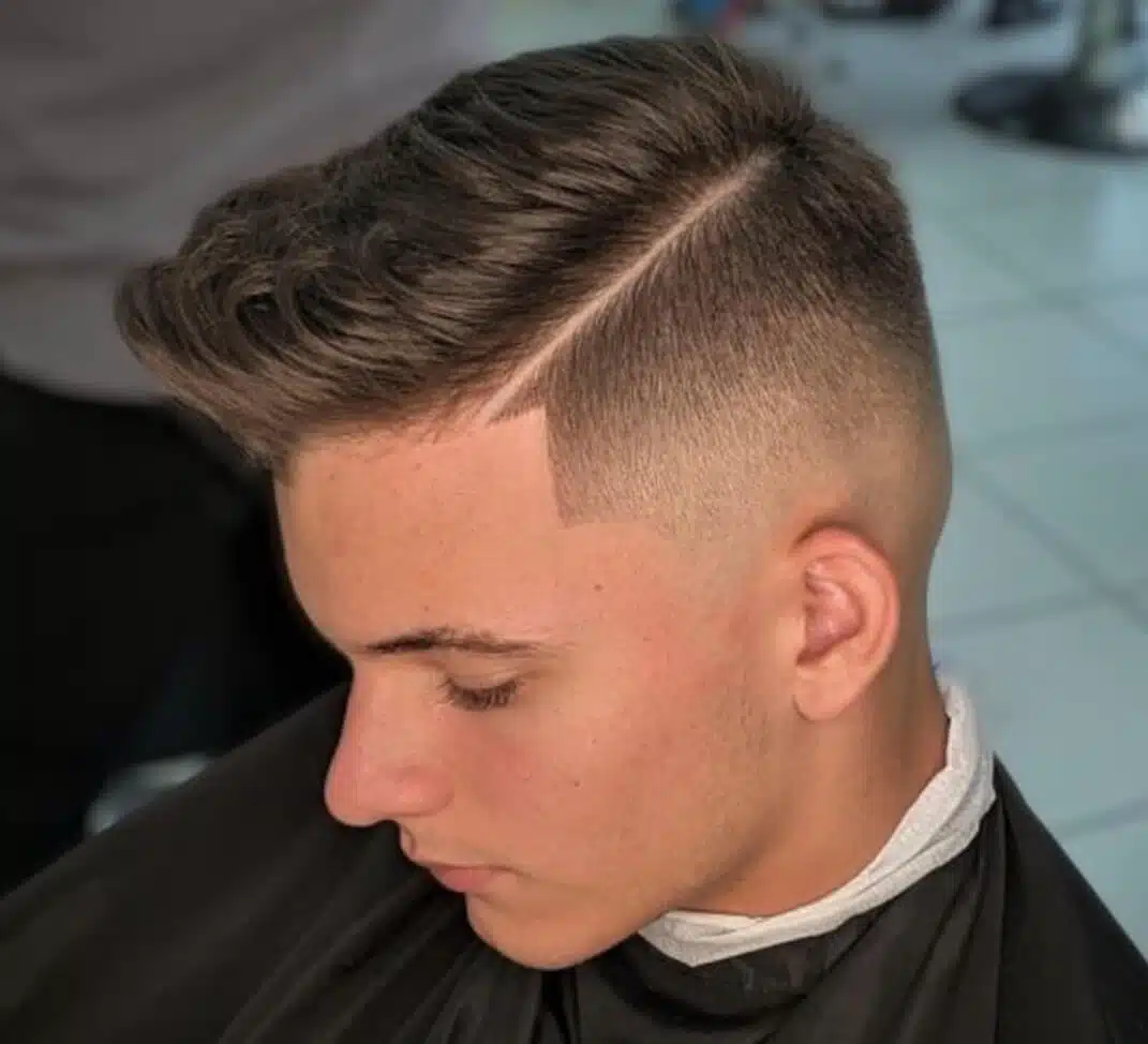 capelli uomo sfumati rasati riga ciuffo-2020