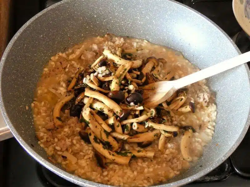 funghi e salsiccia risotto ricetta foto 4