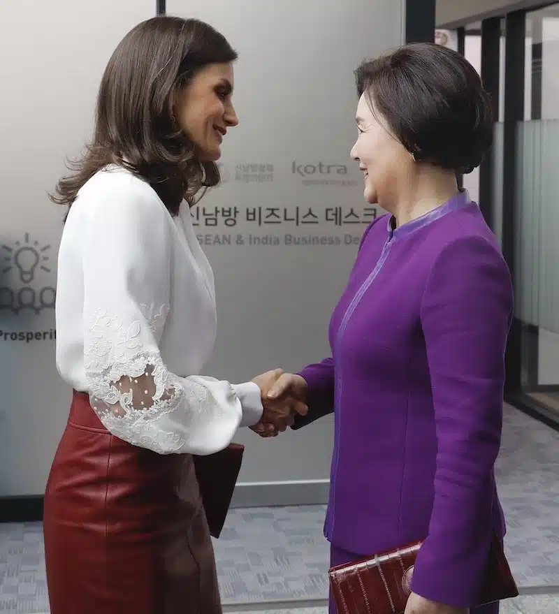 letizia ortiz corea gonna in pelle rossa