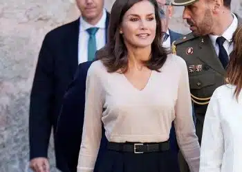 letizia ortiz pantaloni vita alta tendenze inverno 2019