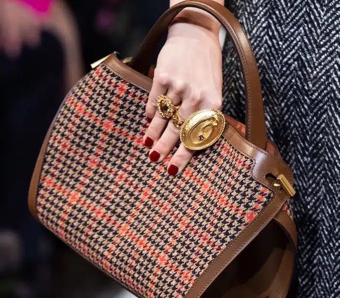 smalto rosso scuro unghia corta inverno 2020-