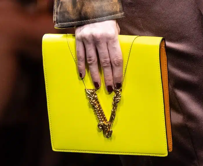 smalto scuro borsa gialla inverno 2020