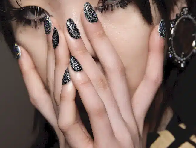 unghie gel glitter autunno inverno 2019 donne sul web