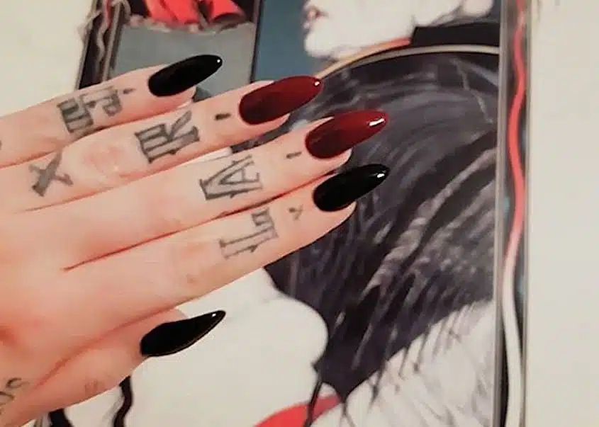 unghie gel lunghe nere e rosse