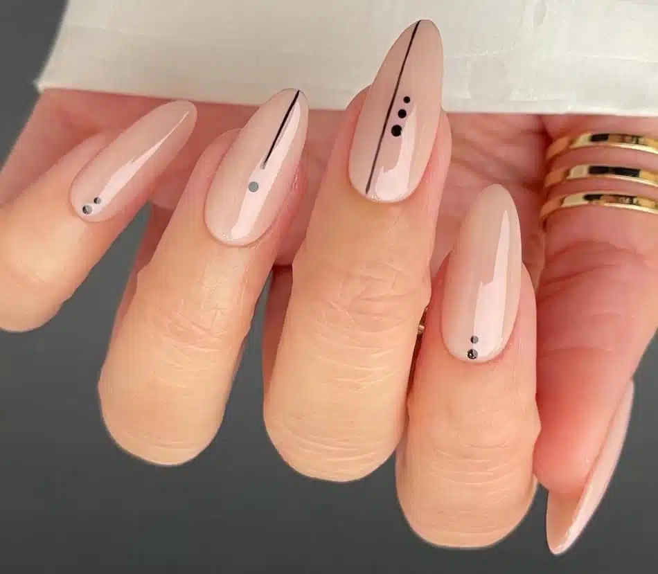 unghie nude nere nail art minimal