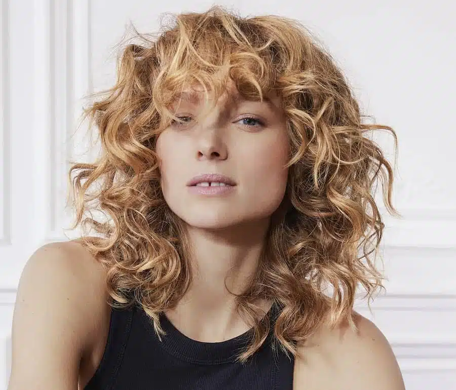 Capelli ricci biondo rame estate 2023