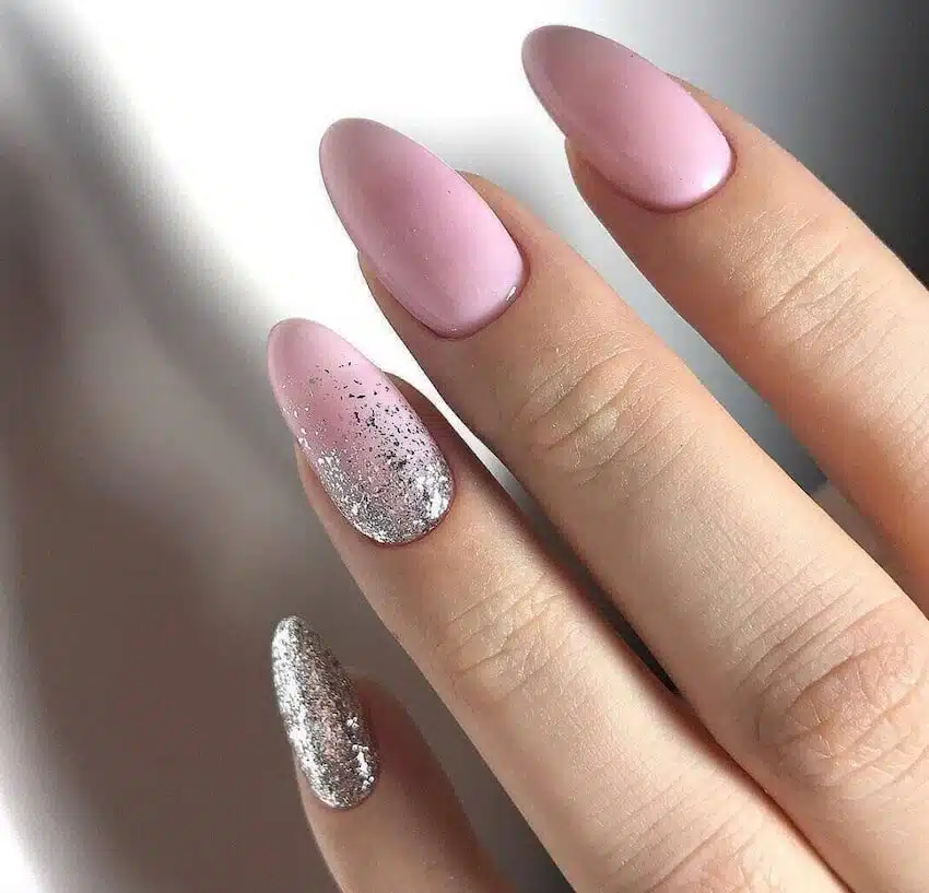 colori unghie invernali rosa e glitter 
