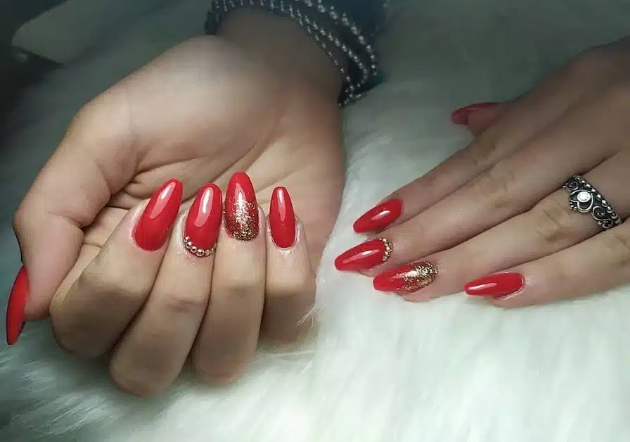 unghie rosse e oro 