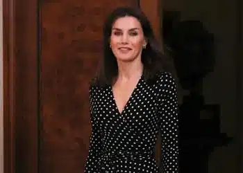 Letizia Ortiz e l’abito a pois che anticipa le tendenze moda 2020