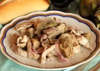 Straccetti di carne di maiale e carciofi