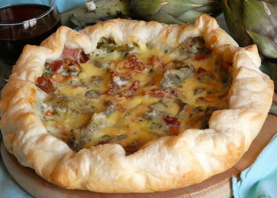 Torta rustica soffice con carciofi e prosciutto