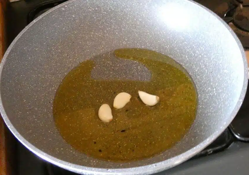 aglio olio padella preparazione carciofi