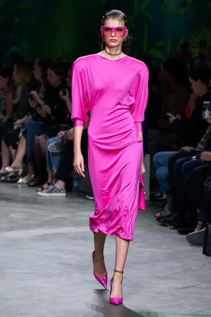 abito rosa colori moda versace estate 2020