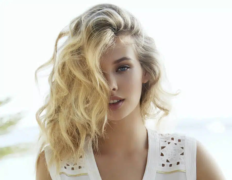 capelli medi ondulati estate