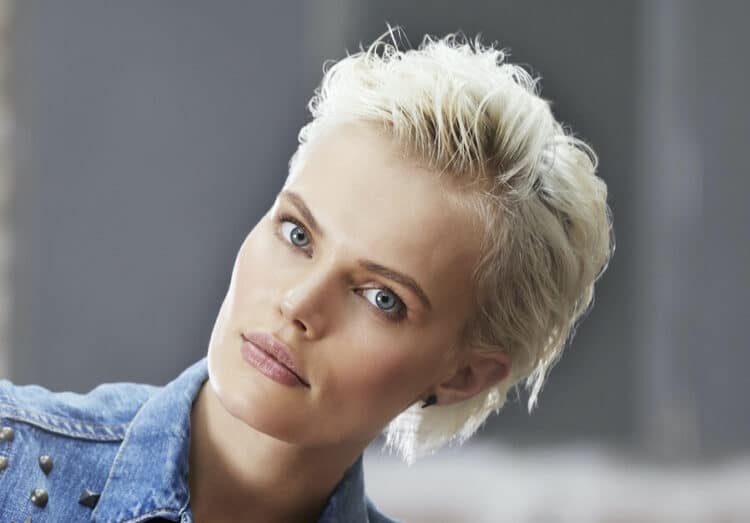 Biondo sfumature biondi riflessi castani lunghi tagli nuovi contrasti fascino tinti calde tonalità highlights Capelli biondi: corti e lunghi, nuovi tagli e colori 2020 - Donne Sul Web