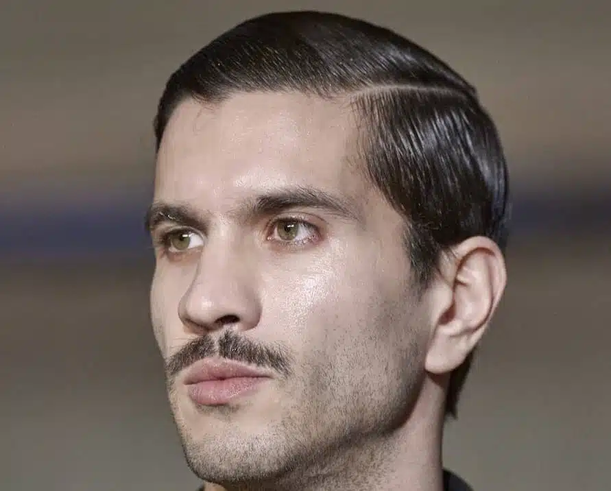 capelli corti uomo 2023- riga-brillantina