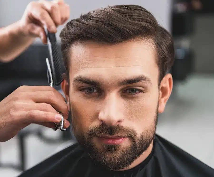taglio corto uomo con ciuffo riga laterale