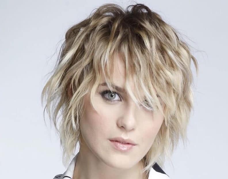 Tagli capelli corti femminili lisci e mossi. Foto Donne