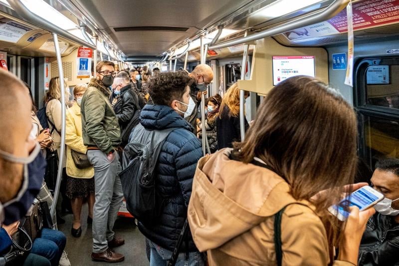Milano – Metropolitana affollata nell’ora di punta al mattino. Passeggeri con mascherine