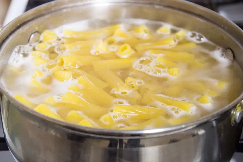cuocere cucinare la pasta