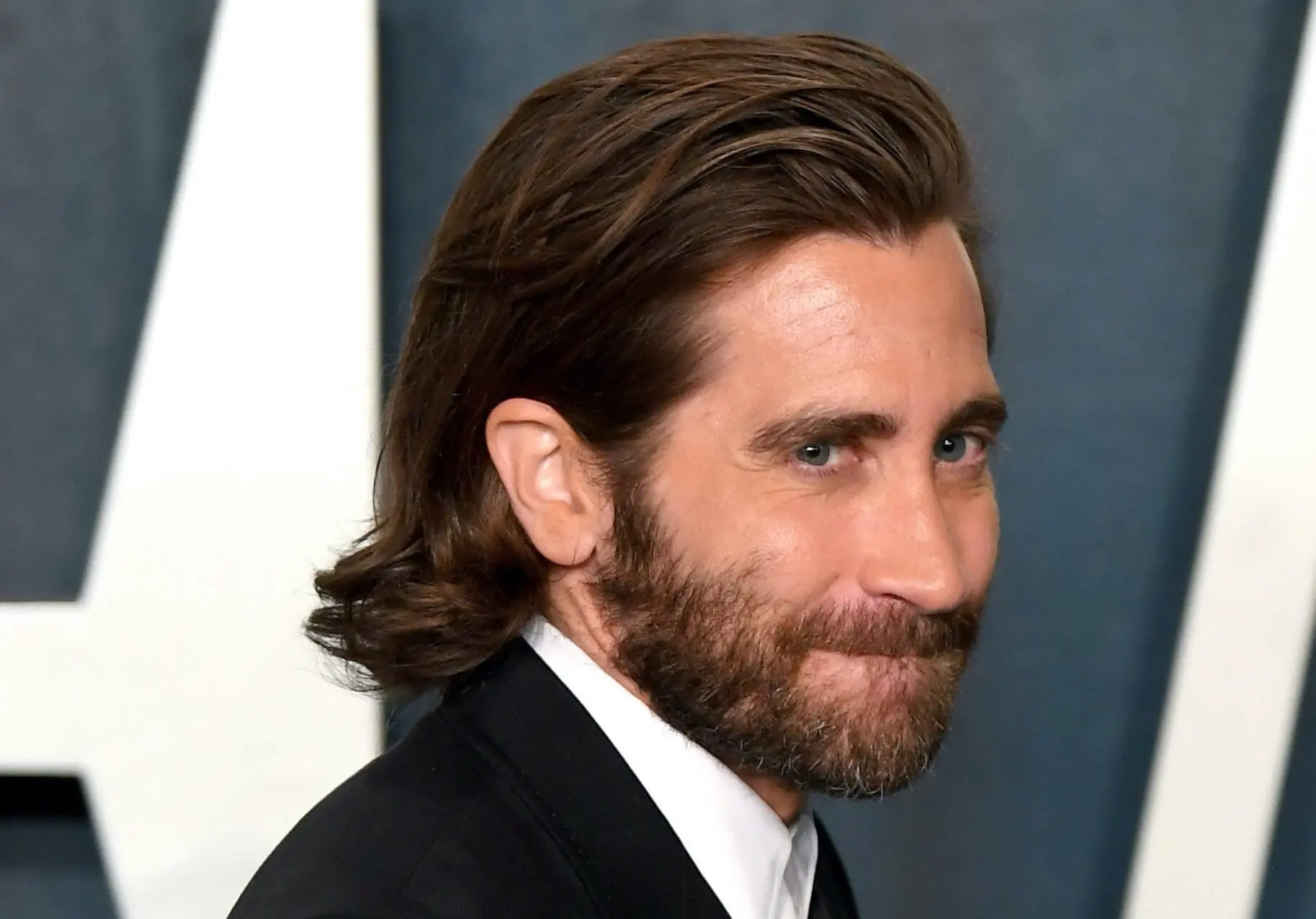 Jake Gyllenhaal capelli lunghi uomo 2021