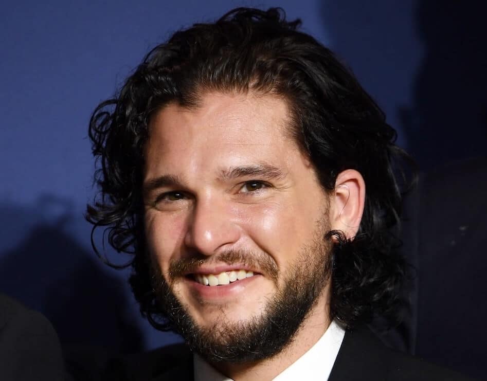 Kit Harington capelli uomo 2021 mossi ricci