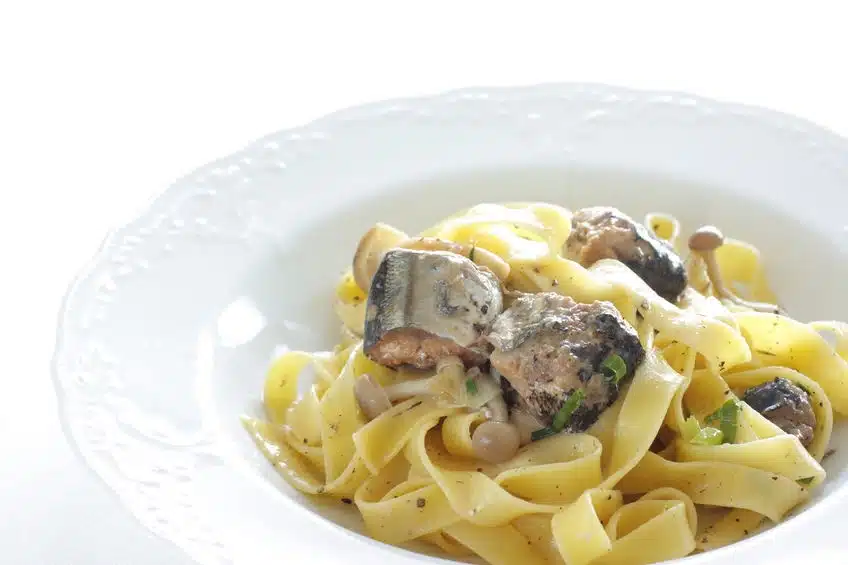 Fettuccine con sarde e funghi