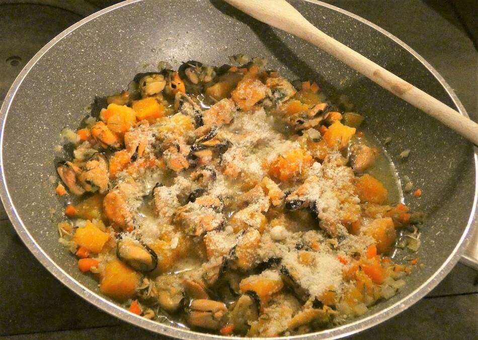 pasta zucca cozze pecorino procedimento 3