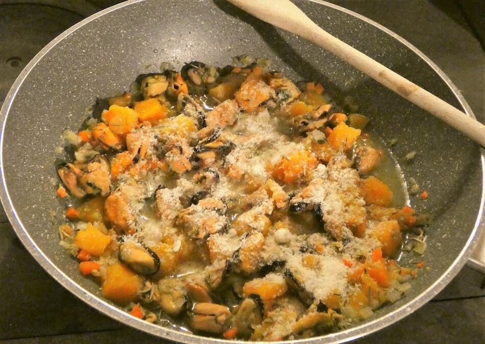 pasta zucca cozze pecorino procedimento 3