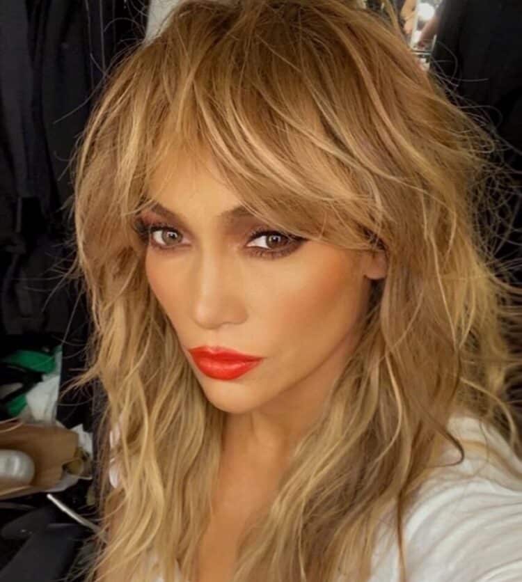 Capelli con frangia 2021, lunga, scalata e laterale. Foto