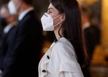 Letizia Ortiz e l’outfit bianco e nero. Ecco l’abbinamento perfetto