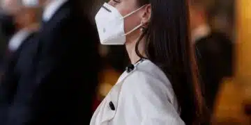 Letizia Ortiz e l’outfit bianco e nero. Ecco l’abbinamento perfetto