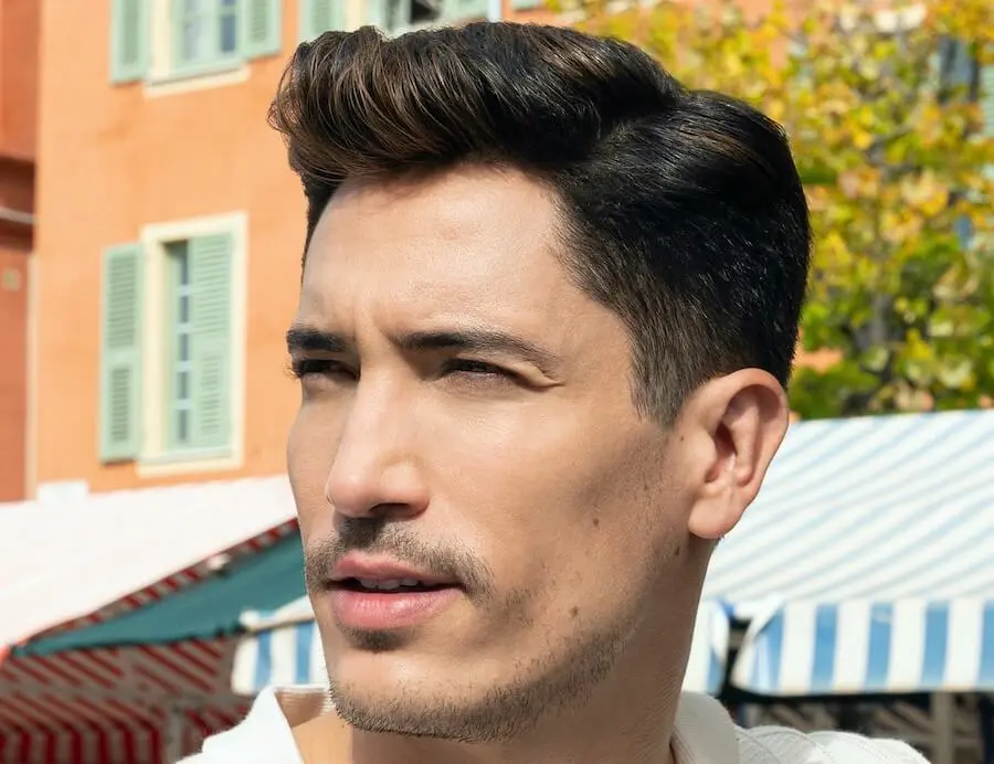 taglio capelli corti uomo 2021 ciuffo riga