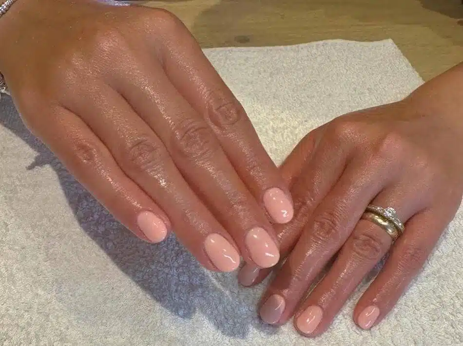 unghie gel rosa estate 2023