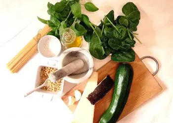 Spaghetti con zucchine e pesto spinaci