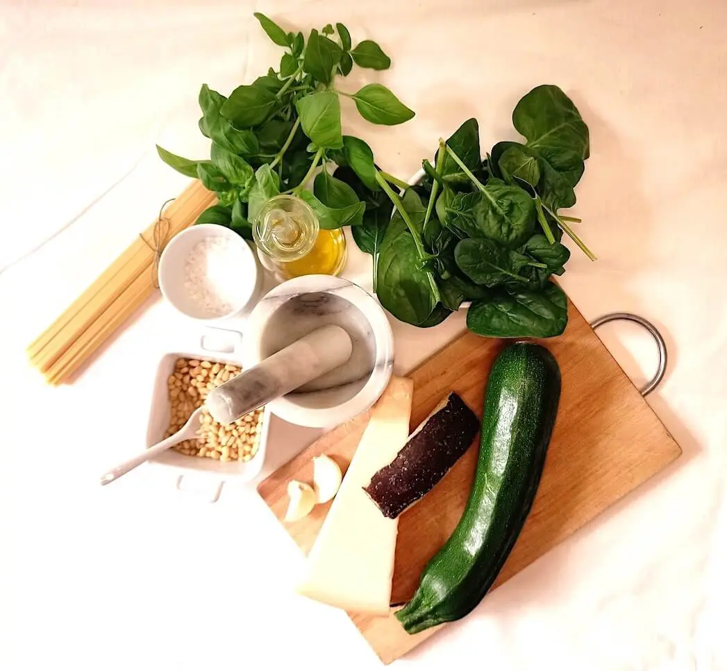 Spaghetti con zucchine e pesto spinaci 