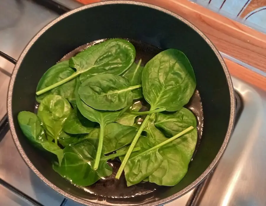preparazione ricetta pesto spinaci