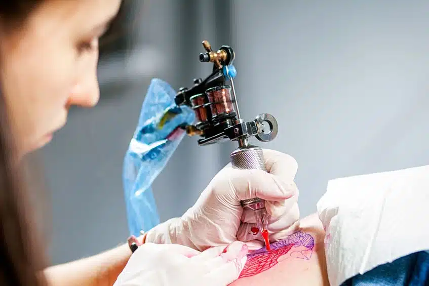 si possono fare i tatuaggi