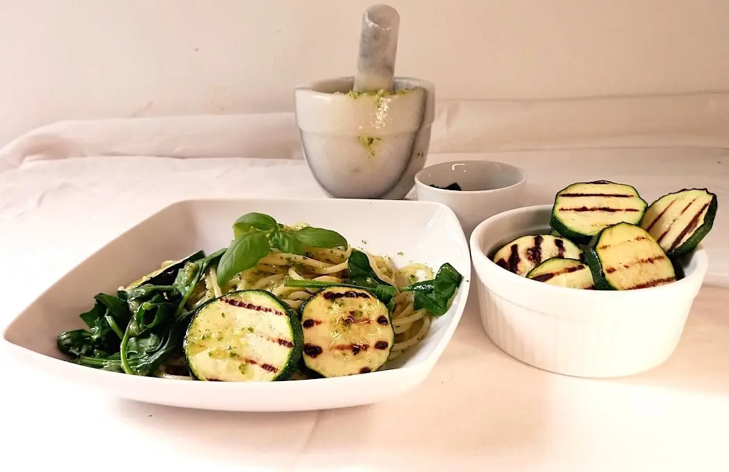 spaghetti zucchine e pesto spinaci