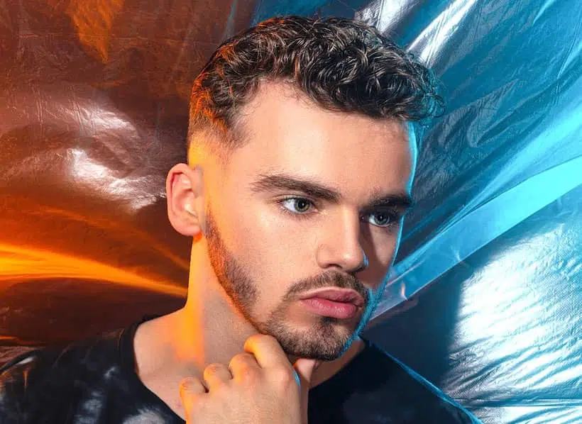 tagli capelli corti uomo rasati di lato